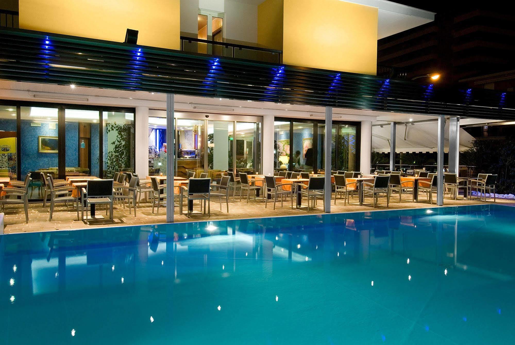 Hotel Imperial Сан-Бенедетто-дель-Тронто Экстерьер фото